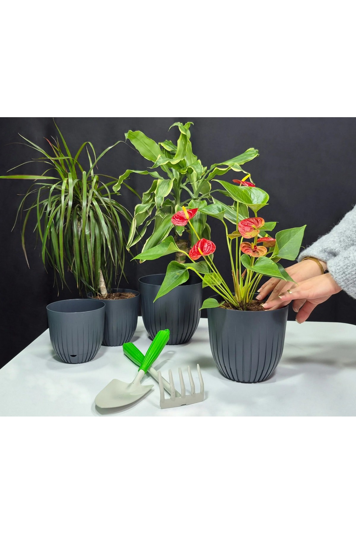 2 Adet 5 Litre ve 2 Adet 2.2 Litre Dekoratif Plastik Saksı Seti, Antrasit Rengi
